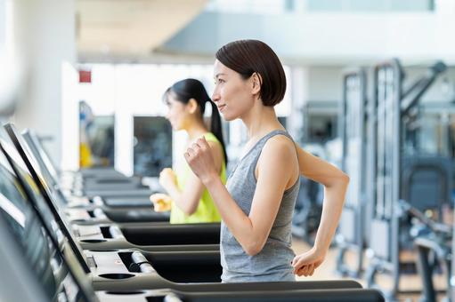 ジムでトレーニングするミドルの男性 ジム,フィットネス,トレーニングの写真素材