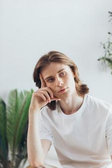 頬杖をする男性 男性,外国人,欧米人の写真素材