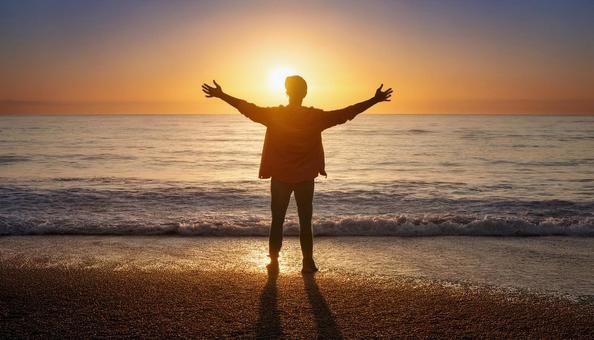 太陽を浴びる男性の写真