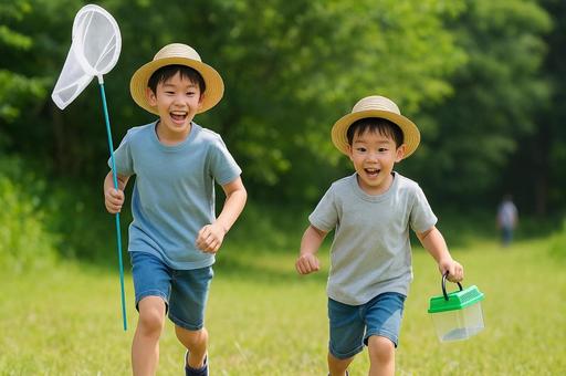 虫取り網と虫かごを持って走る小学生の兄弟 虫取り網と虫かごを持って走る小学生の兄弟の写真