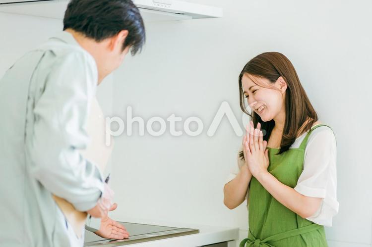 作業着姿の男性と女性（IH・笑顔） ih調理器,ih,ihクッキングヒーターの写真素材