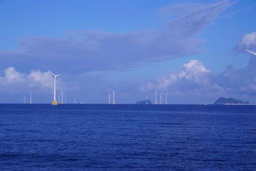 風力発電機の並ぶ風景 風力発電機の並ぶ風景 晴れ,海,天気の写真素材