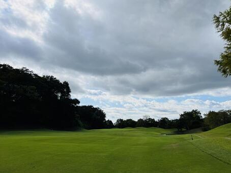 曇り空とフェアウェイのゴルフコース風景 ゴルフ,ゴルフ場,セカンドショットの写真素材