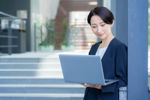 オフィスで働くビジネスウーマン ビジネス,ビジネスウーマン,女性の写真素材