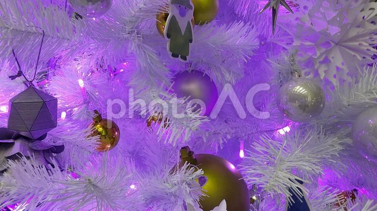 クリスマスの紫色LEDとオーナメント クリスマス,飾り,雑貨の写真素材