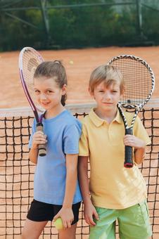 ラケットを肩にかける女の子と男の子 男の子,女の子,外国人の写真素材