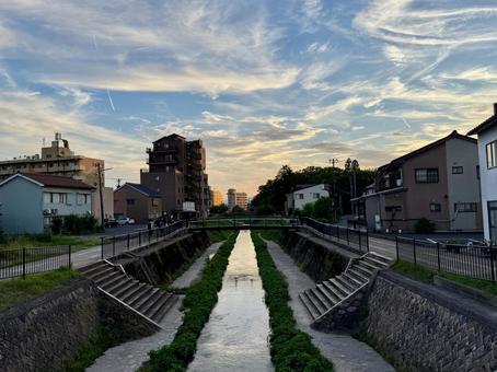 福井県 郊外の川 夕方 福井県 郊外の川 夕方 川端,芝生,濠の写真素材