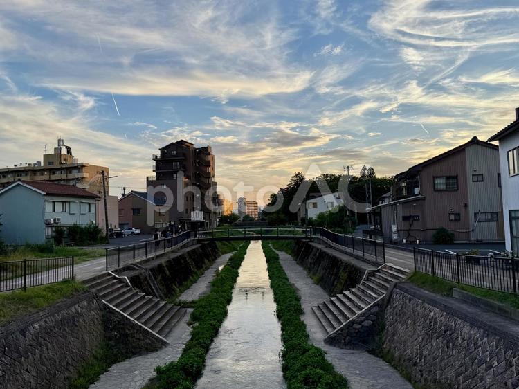福井県　郊外の川　夕方 川端,芝生,濠の写真素材
