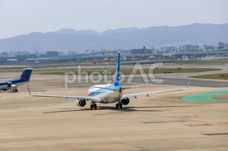 滑走路と青の空 福岡空港,晴れ空,青空の写真素材