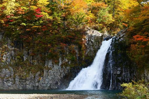 法体の滝の紅葉 法体の滝の紅葉 紅葉,もみじ,紅葉狩りの写真素材