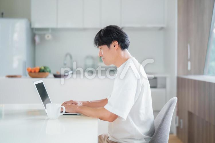 テレワークする男性（真剣） テレワーク,パソコン,ワーケーションの写真素材