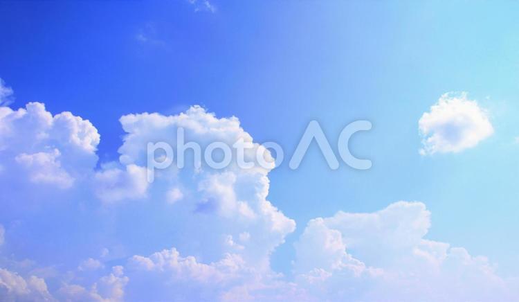 陽光の中の青空と入道雲 空,入道雲,陽光の写真素材