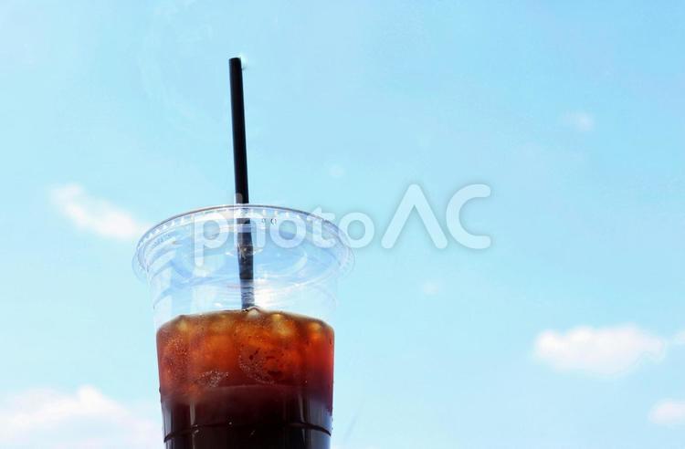 青空に映えるアイスコーヒー コーヒー,アイスコーヒー,テイクアウトの写真素材