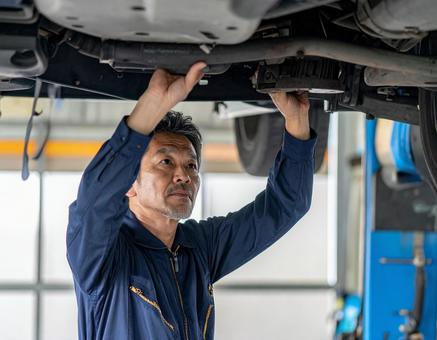 働く人・ベテラン整備工・自動車整備工場 働く人・ベテラン整備工・自動車整備工場の写真