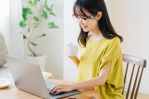 自宅でリモートワークをする女性 女性,ノートパソコン,パソコンの写真素材