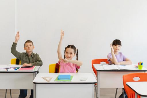 手を挙げる生徒たち 男の子,女の子,子どもの写真素材