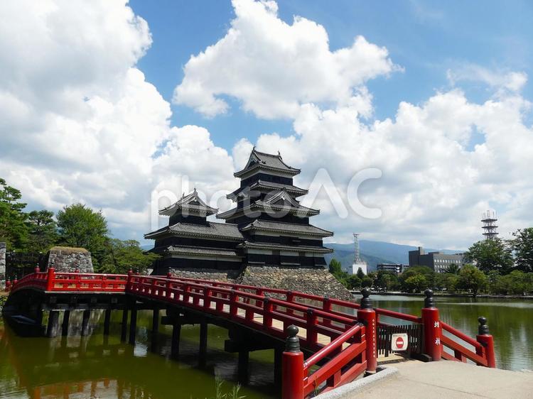 赤と黒が美しい、埋橋と国宝松本城天守 松本城,国宝,国宝５城の写真素材