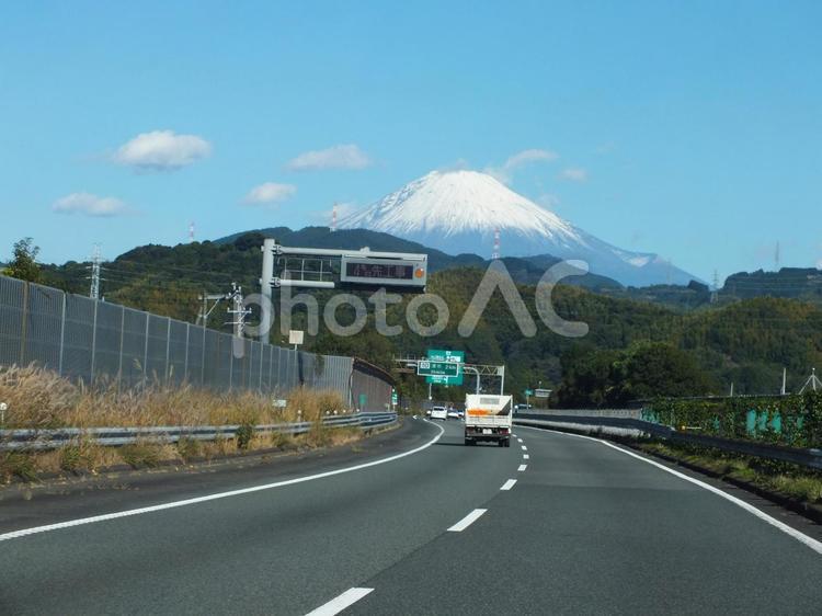 山の頂上から富士山が見える　冬の富士の姿 富士山,山,雪の写真素材