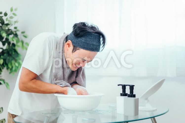 泡洗顔する男性（洗顔料） 洗顔,男性,スキンケアの写真素材