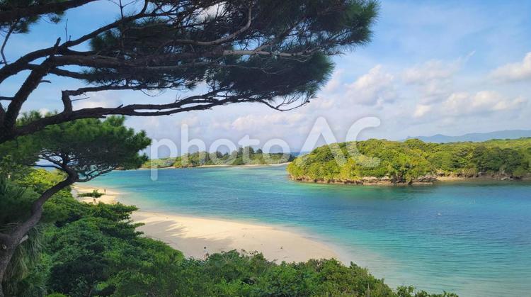 川平湾の絶景-青く澄んだ海と白い砂浜 青い海,絶景,風景写真の写真素材
