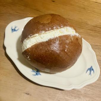 皿に乗ったイタリア菓子のマリトッツォ マリトッツォ,洋菓子,イタリアの写真素材