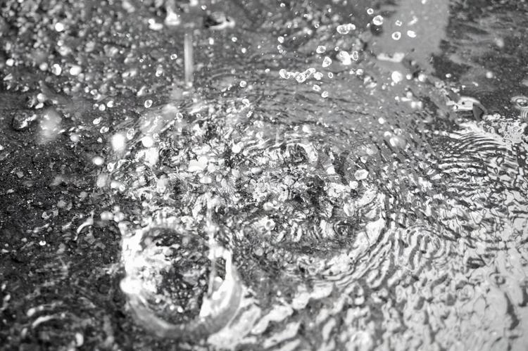 水たまりに落ちる雨 雨,水たまり,波紋の写真素材