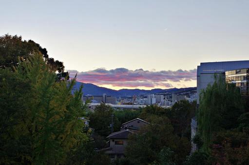 秋のたそがれの風景 秋のたそがれの風景 たそがれ,茜雲,夕雲の写真素材