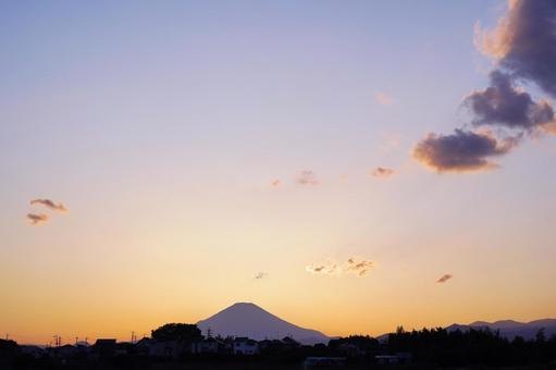 夕焼け富士山遠景 夕焼け富士山遠景の写真