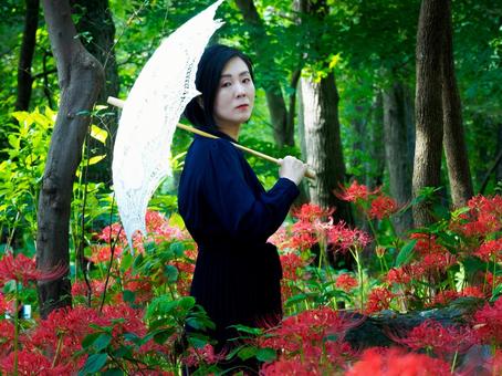 40:彼岸花を静かに眺める女性 40:彼岸花を静かに眺める女性 彼岸花,ミステリアス,悲しげの写真素材