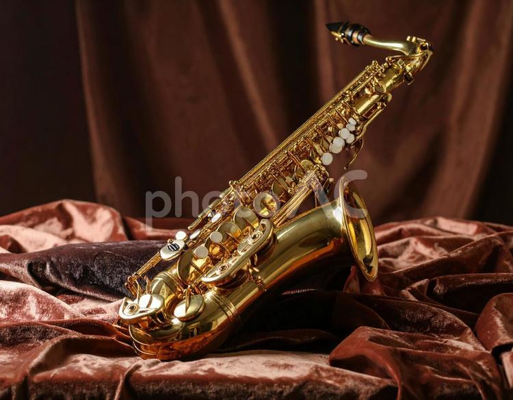 バリトンサックス　シルク　楽器　音楽　金 サックス,サクソフォン,バリトンサックスの写真素材
