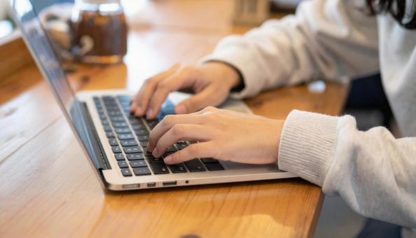 カフェでPC作業する手元 カフェでPC作業する手元の写真