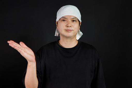 白いタオルを巻いた男性 白いタオルを巻いた男性の写真