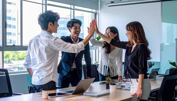 喜びを分かち合うビジネスチームの写真