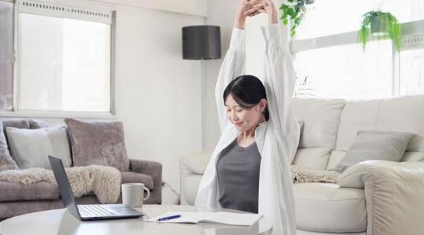 勉強中に伸びをするアジア人女性 勉強中に伸びをするアジア人女性 女性,伸び,勉強の写真素材