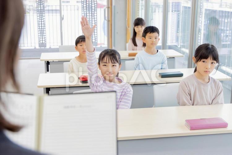 朝のホームルームで出欠確認をする先生 小学生,人物,子供の写真素材