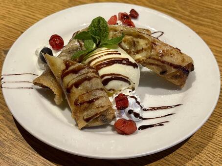 バニラアイス乗せバナナ揚げ春巻き 料理,食べ物,デザートの写真素材