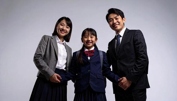 仲良しの制服の子供と両親のポートレート 仲良しの制服の子供と両親のポートレートの写真