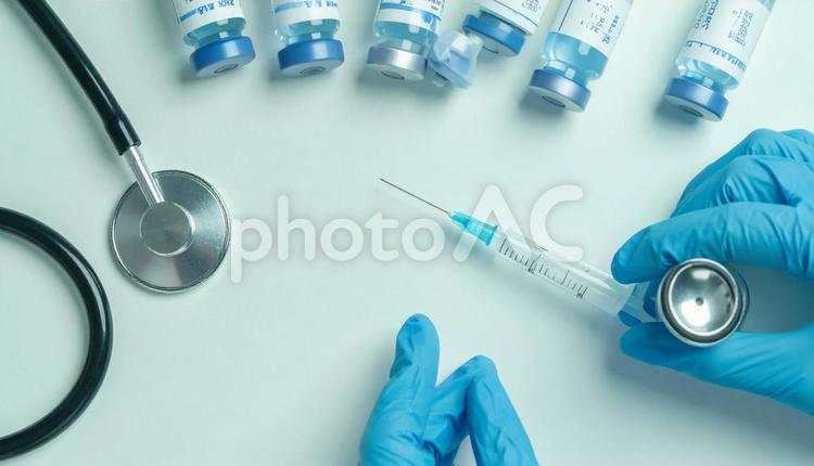 注射イメージ　薬剤を抽出している注射器 薬,注射器,バイアルの写真素材