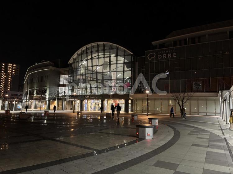夜行フェリー降りた後　高松駅 高松駅,夜,駅の写真素材