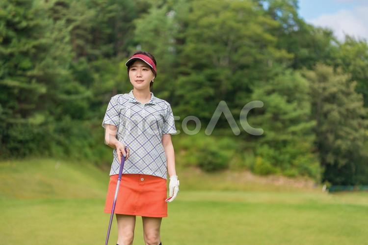 ゴルフをする女性(ティーショット) ゴルフ,ゴルファー,ゴルフ場の写真素材