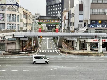 夏の早朝の下関駅周辺　コリアタウンの門 町並み,駅ビル,シーモールの写真素材