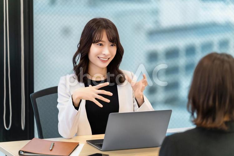 ミーティングをする2人のビジネスウーマン 女性,ビジネス,ビジネスウーマンの写真素材