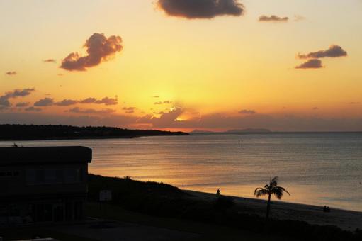 夏の夕暮れの写真