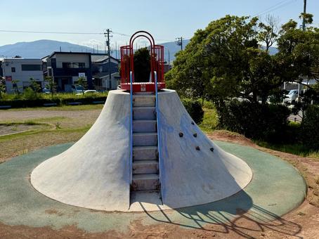 夏の公園　丘の上の滑り台 公園,滑り台,夏の写真素材