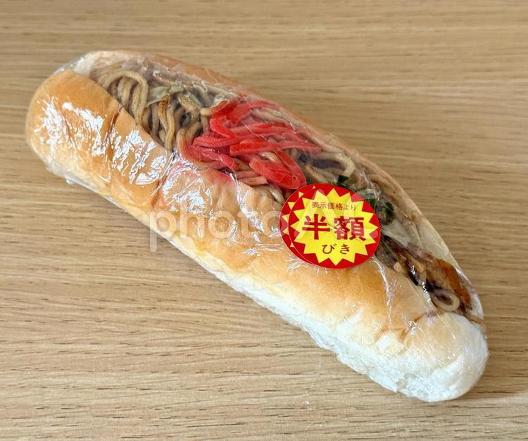 半額の焼きそばパン 焼きそばパン,ラップ,机の写真素材