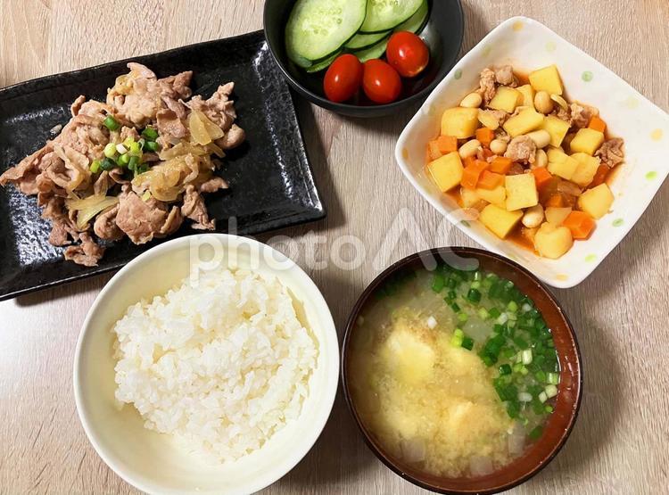 豚肉炒めとポークビーンズの夕ご飯 夕ご飯,夕食,晩ご飯の写真素材