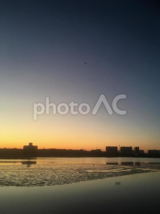 干潟と空に美しく映える夕焼け 日暮れ,水域,暁の写真素材
