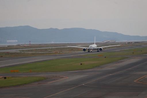 離陸体制の飛行機が滑走路を走る関西空港 離陸体制の飛行機が滑走路を走る関西空港 離陸体制,飛行機,滑走路の写真素材