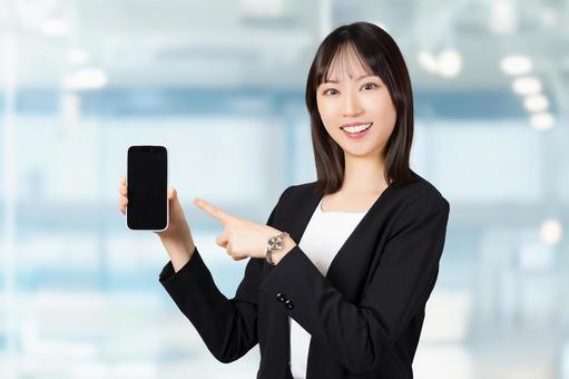 スマホの画面を指差す女性 スマホの画面を指差す女性 女性,スマホ,笑顔の写真素材