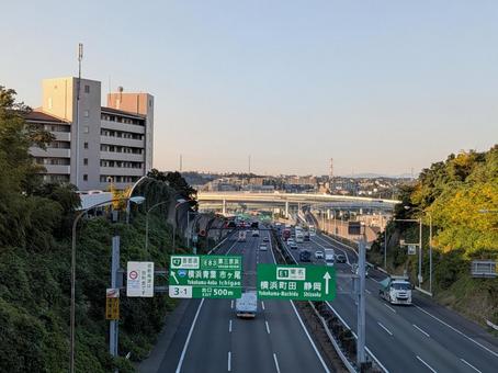 立冬の日の東名横浜青葉IC付近の俯瞰写真 東名高速道路,鶴蒔橋,横浜青葉インターチェンジの写真素材